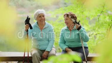 两位上了年纪的女士在北欧漫步后，笑着说着，放松